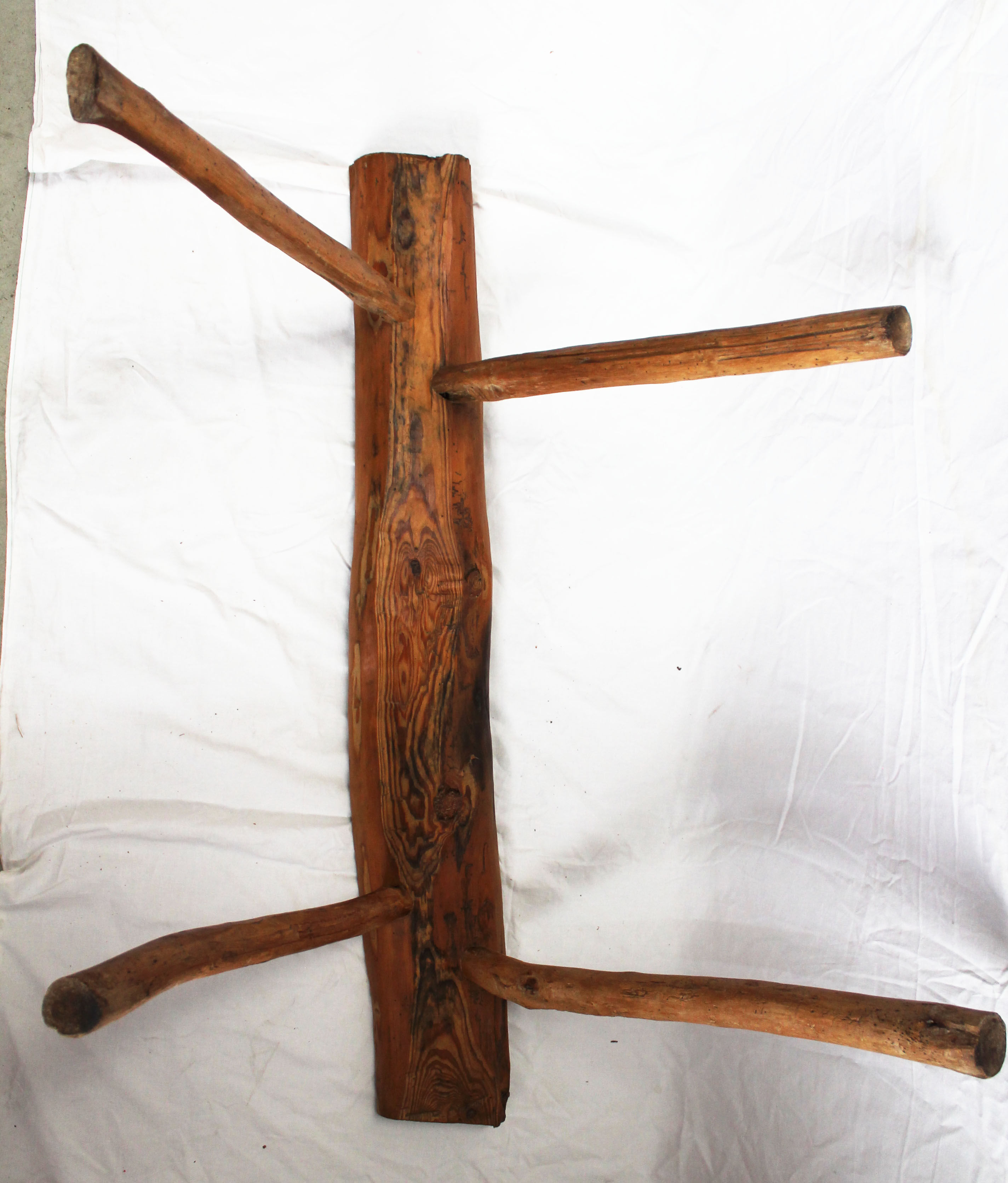 Banc brutaliste en bois d'arbre