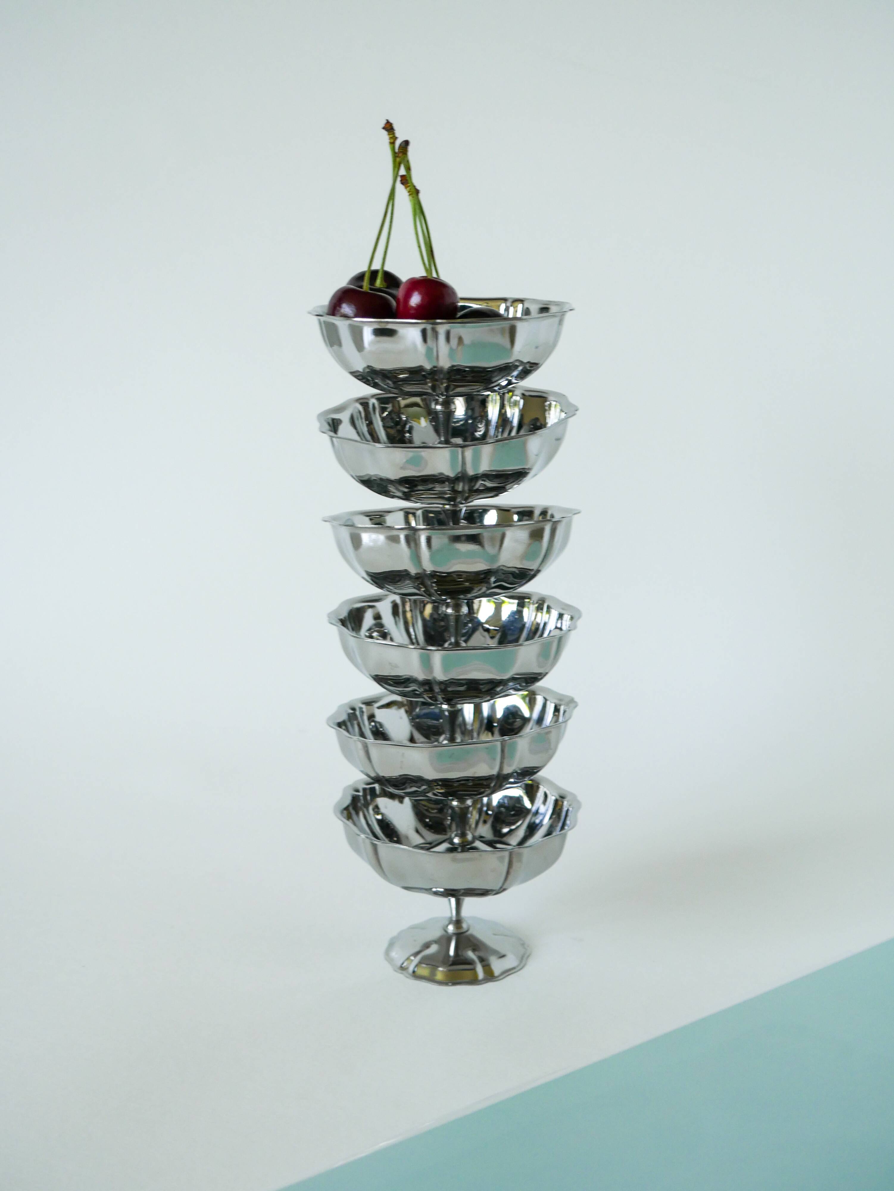 Set of 6 small, very elaborate stainless steel bowls with fine legs, mid-height, Design, 1970