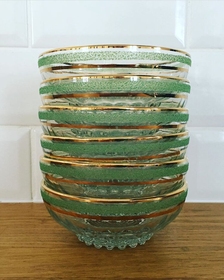 6 Gold-edged glass cups