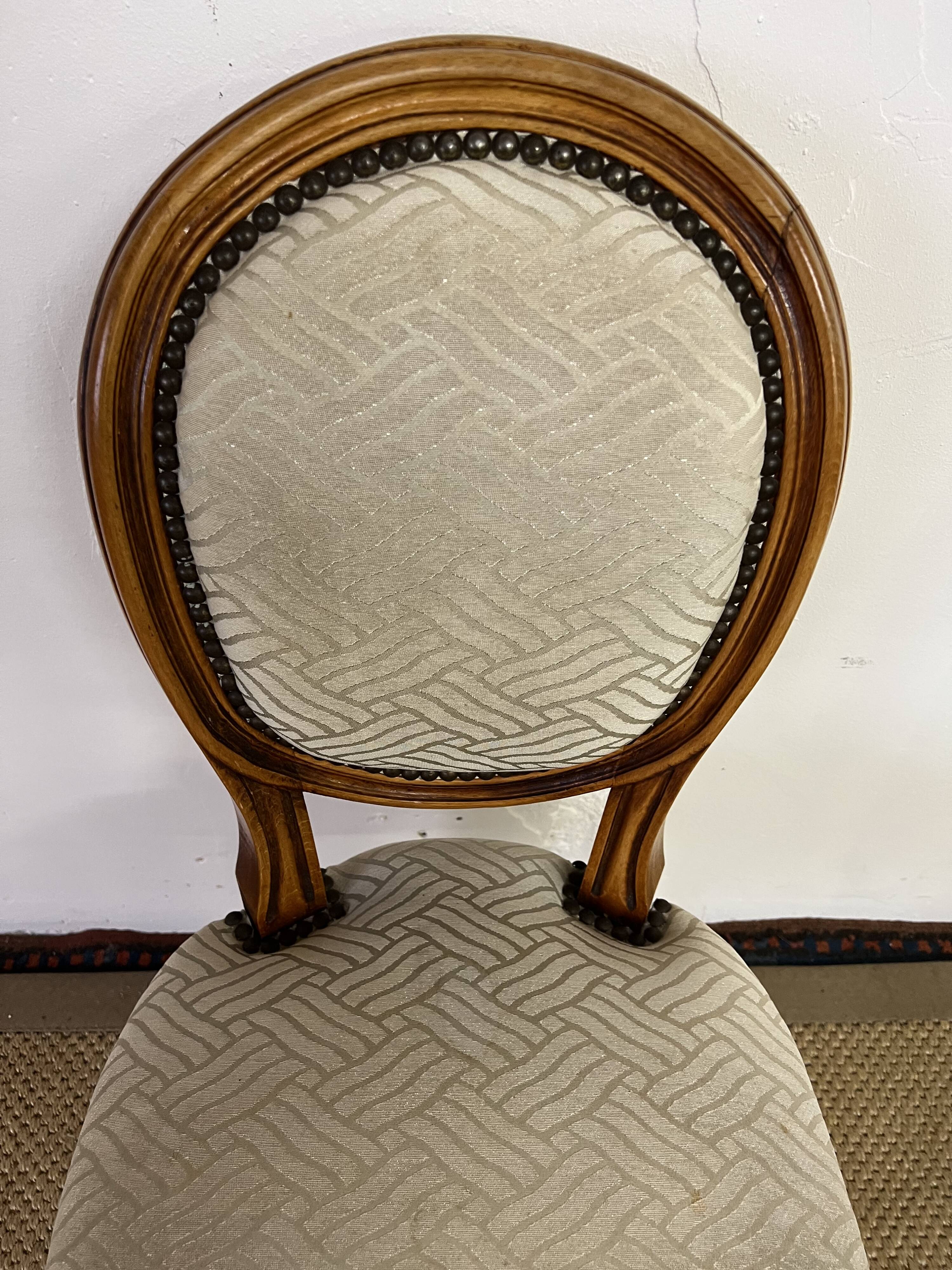 Chaise médaillon de style louis xvi