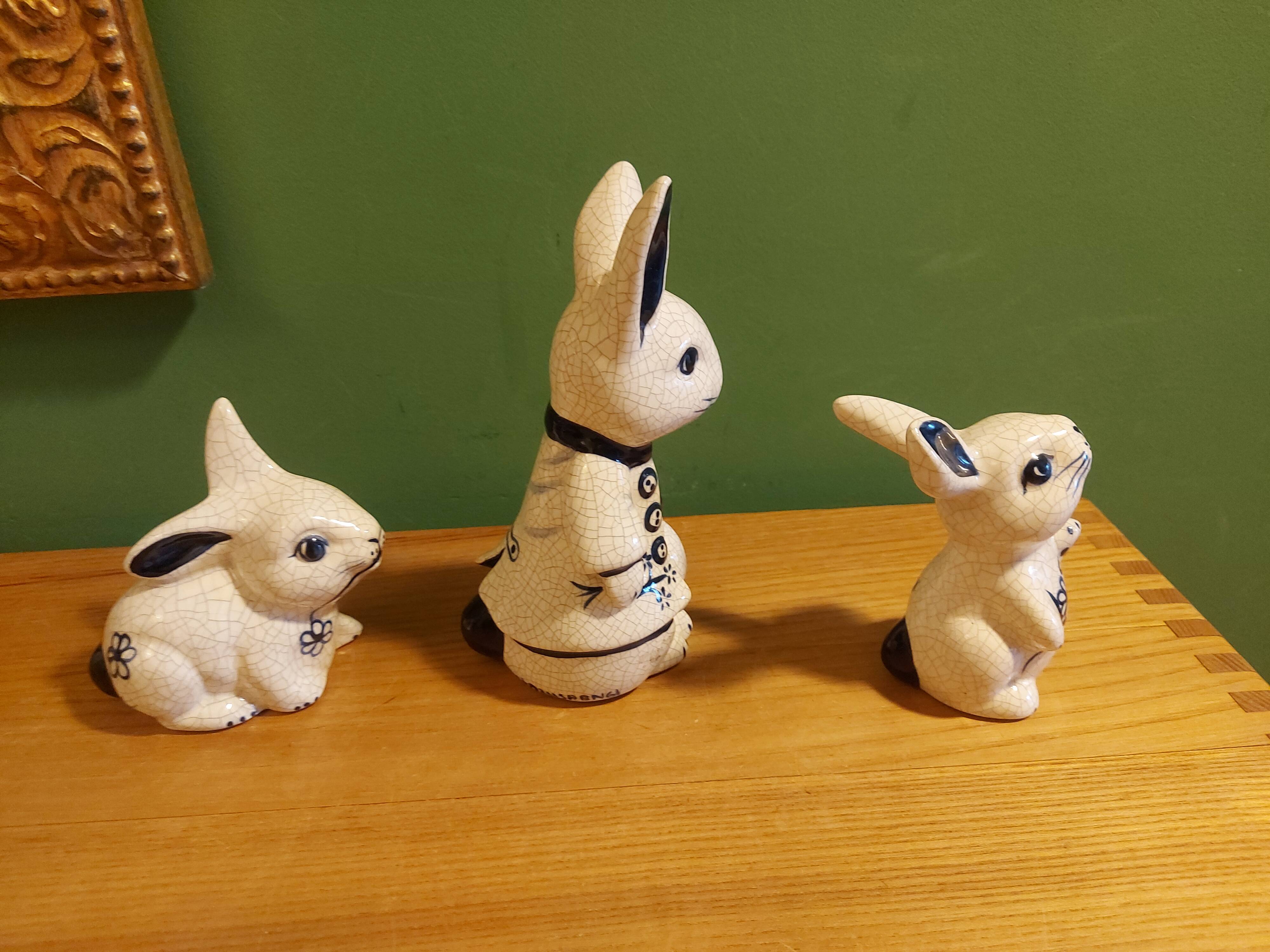 3 lapins en céramique craqelée  , poterier Dedham , Usa