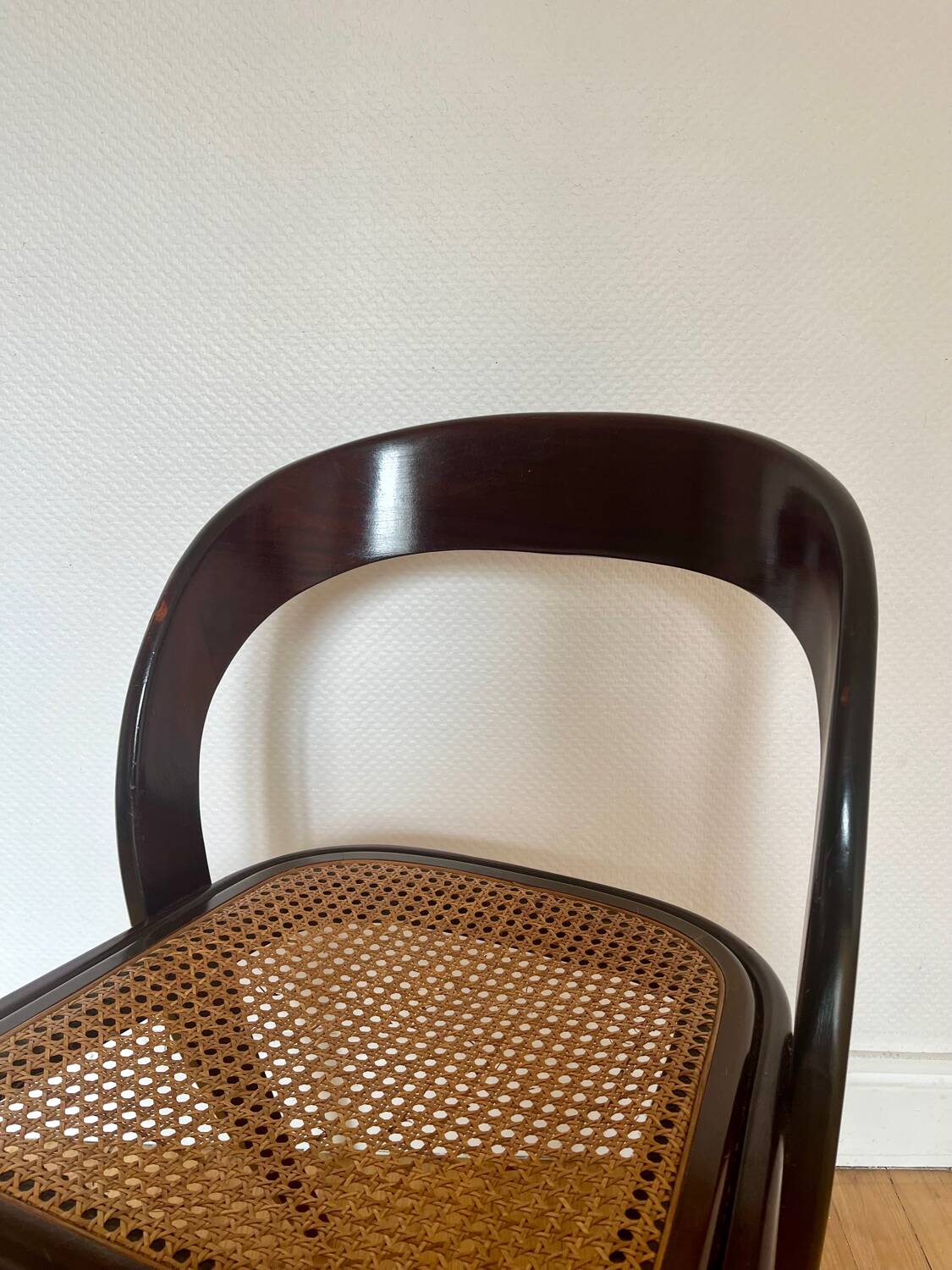 Chaise gondole cannée Baumann