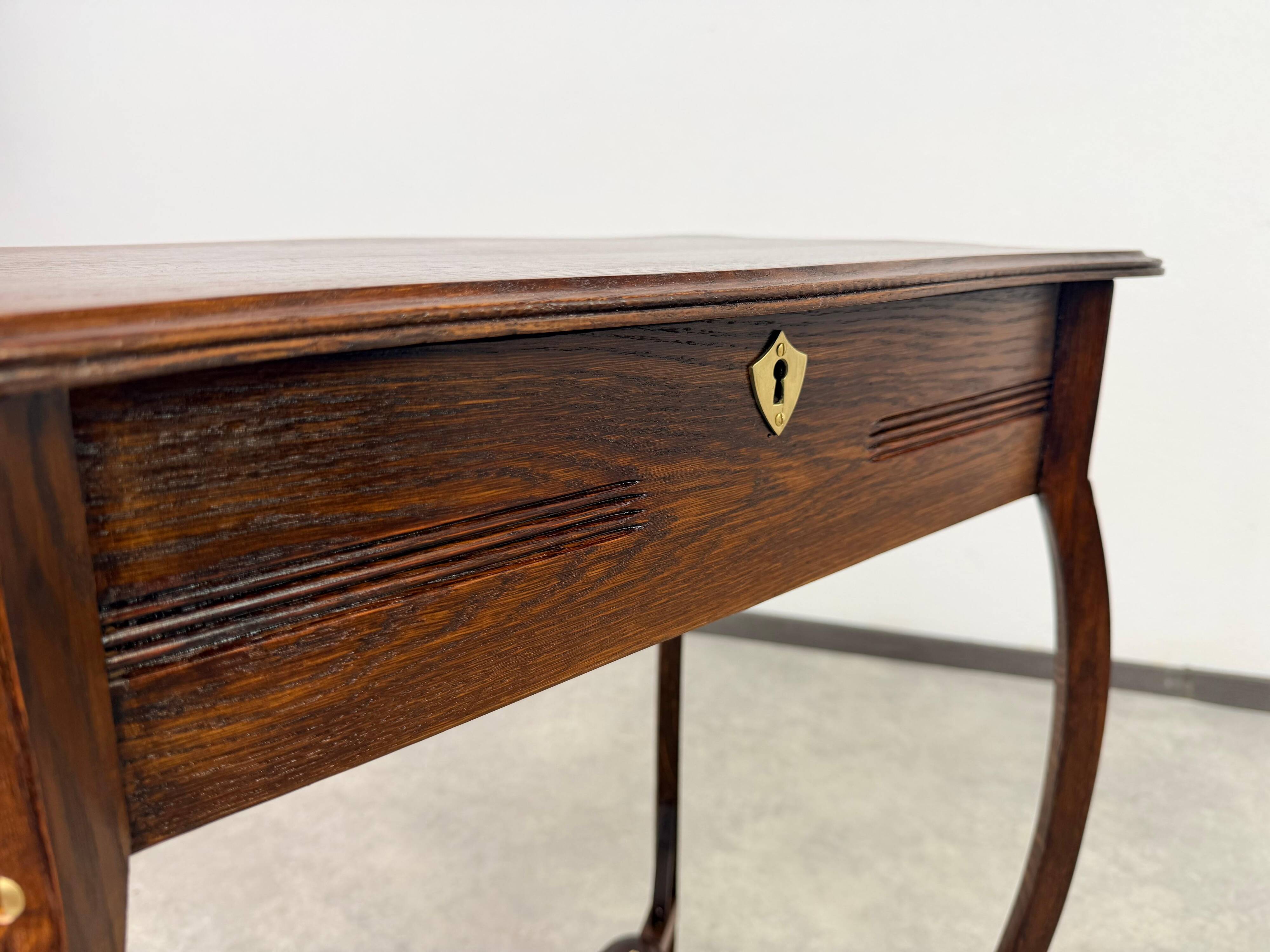 Table d'appoint de coiffeuse ancienne avec couvercle à charnières