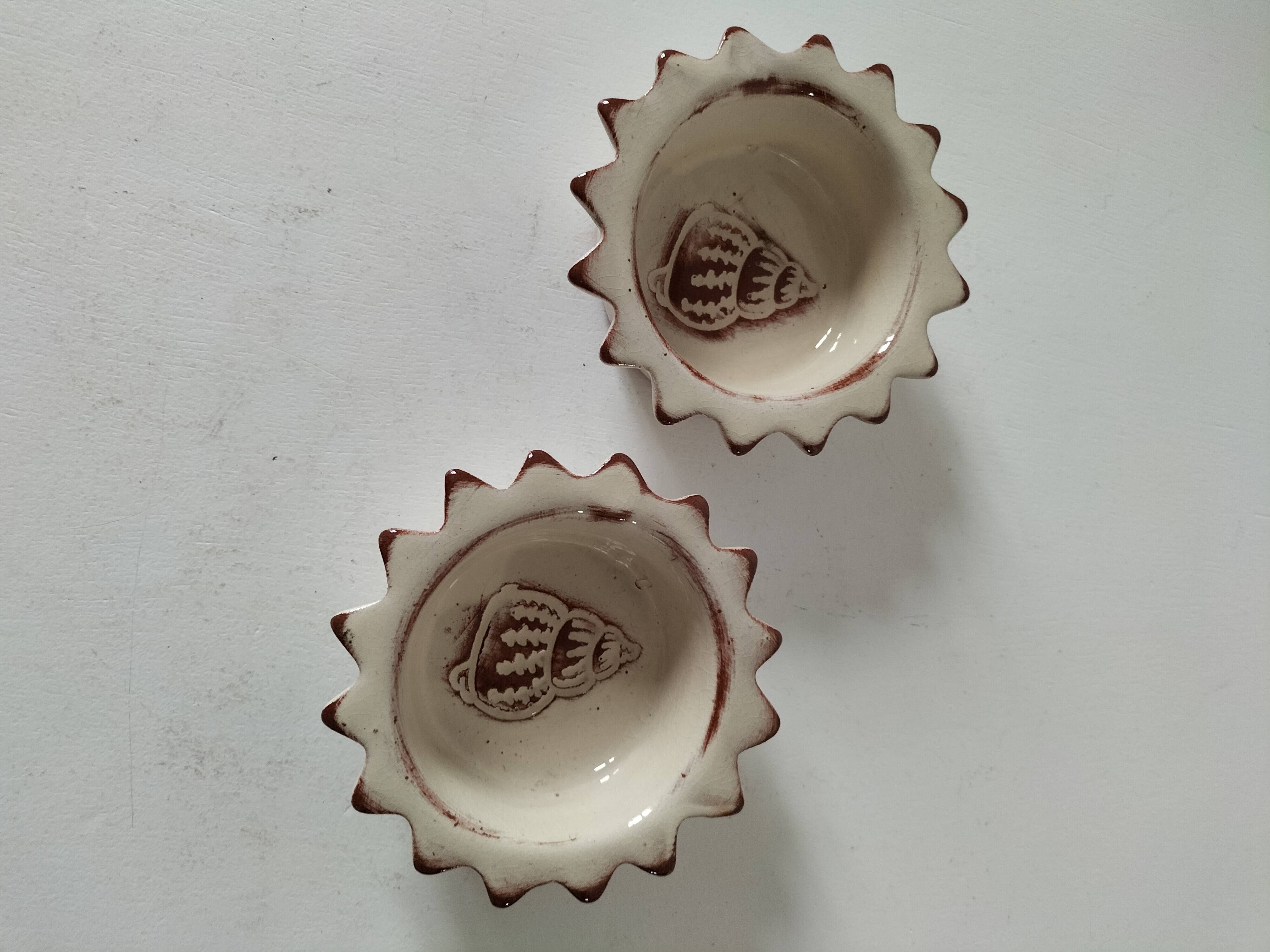 Duo of handmade beige and terracotta earthenware empty pockets