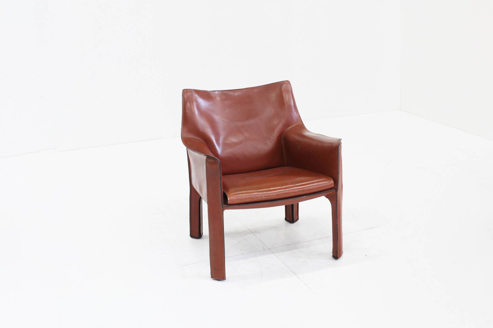 Fauteuil Cassina Cab 414 de Mario Bellini en cuir bordeaux Ital