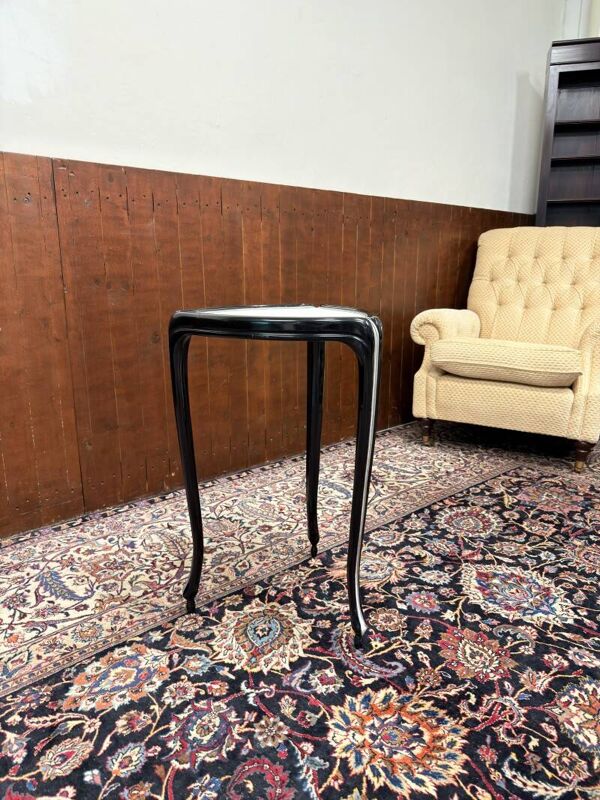 Table d'appoint noire avec incrustations en peau de raie