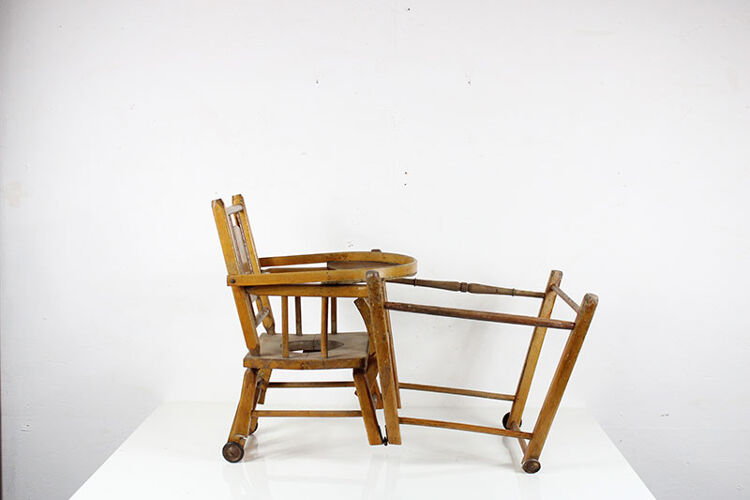 Chaise bébé en bois à roulettes