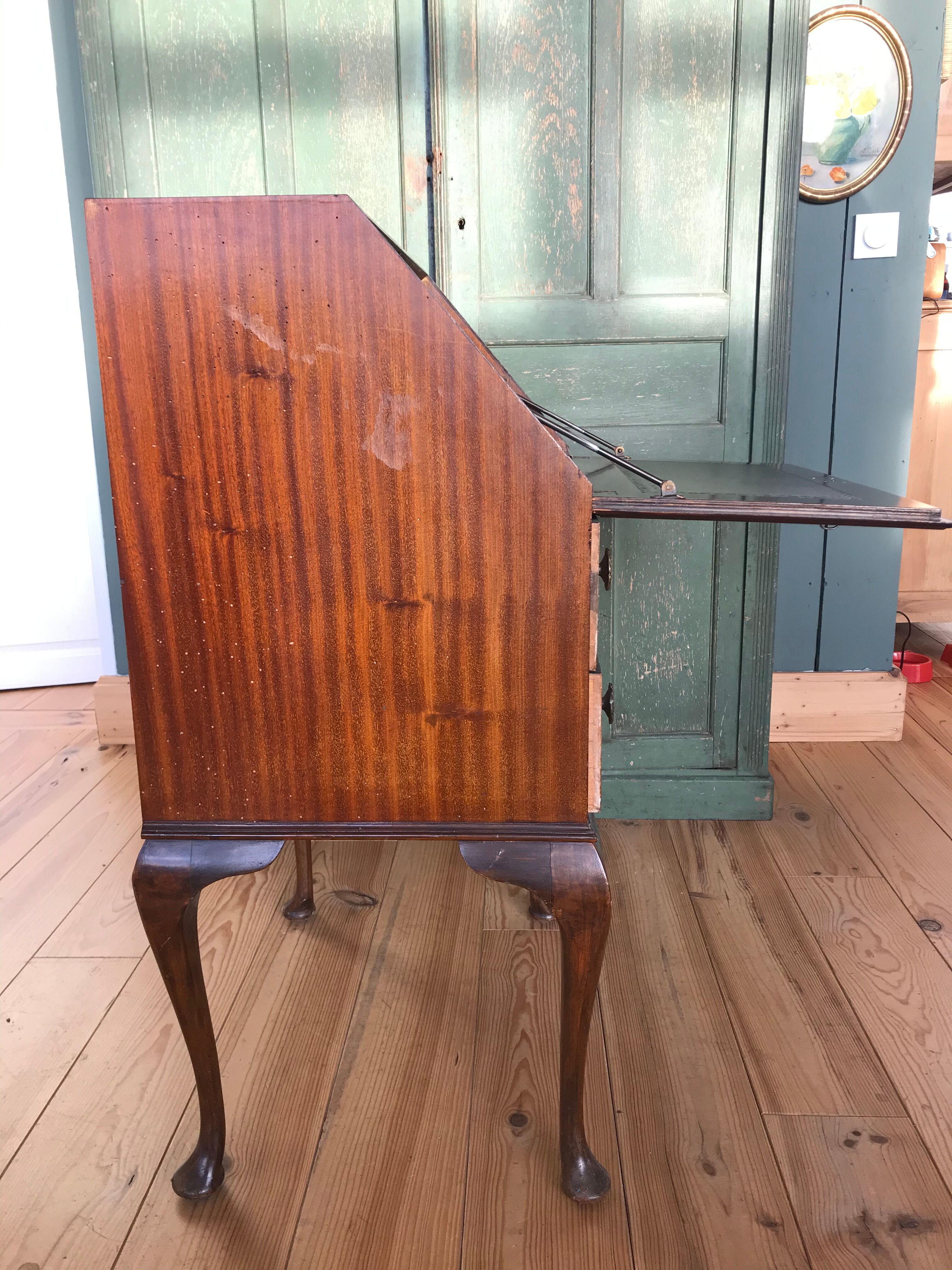 Mahogany English Scriban