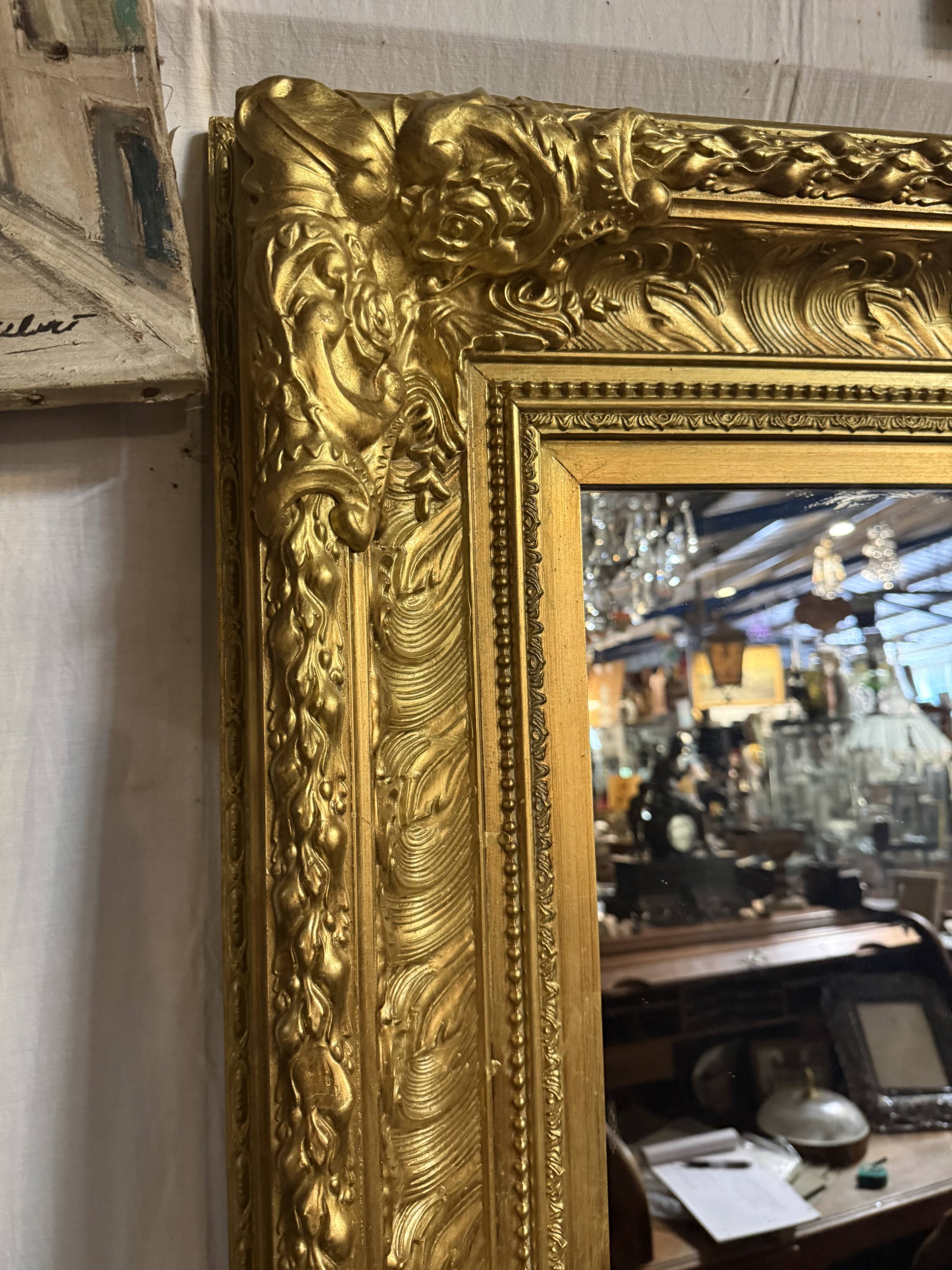 Miroir en bois sculpté