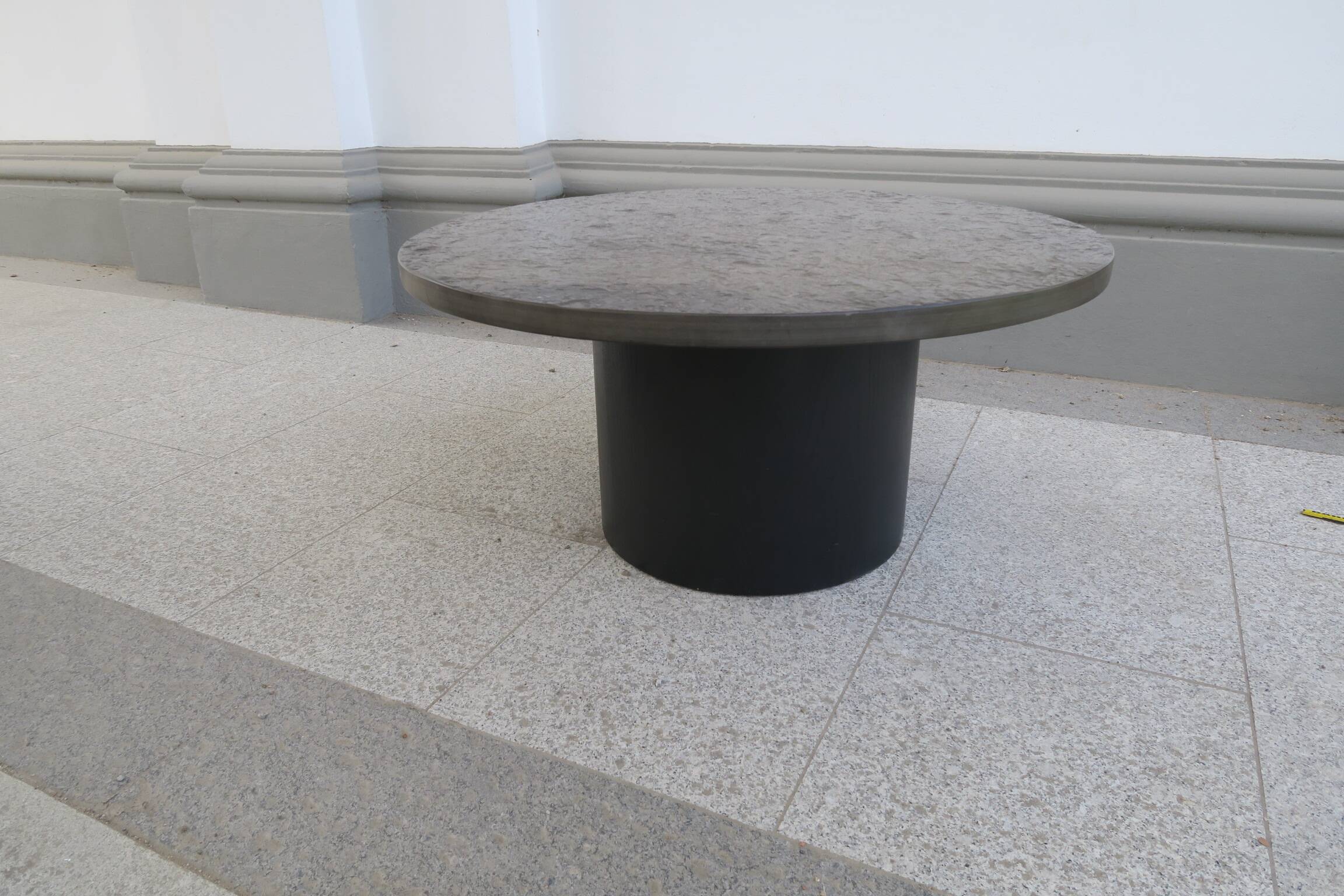 table basse ronde avec plateau en ardoise noire par draenert studios