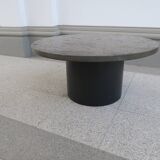table basse ronde avec plateau en ardoise noire par draenert studios