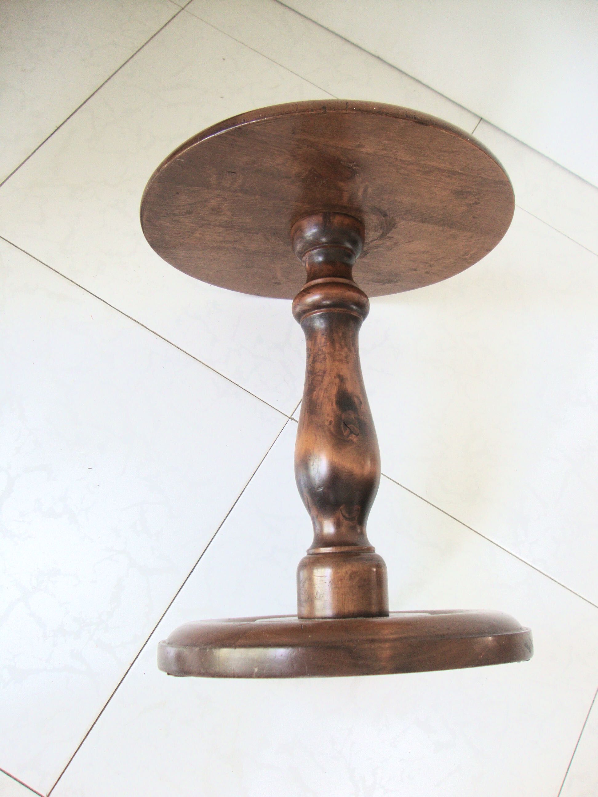 Guéridon sellette en noyer