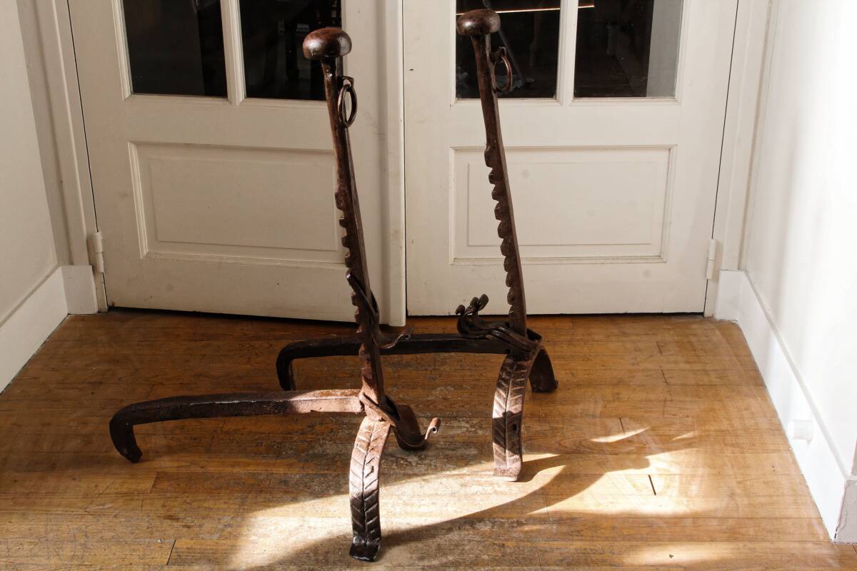 Paire de landiers à crémaillère, 17ème siècle, en fer forgé