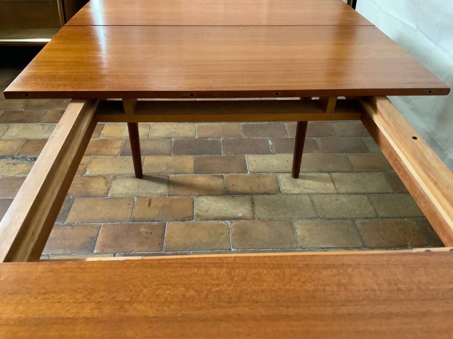 Extendable dining table