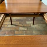 Extendable dining table