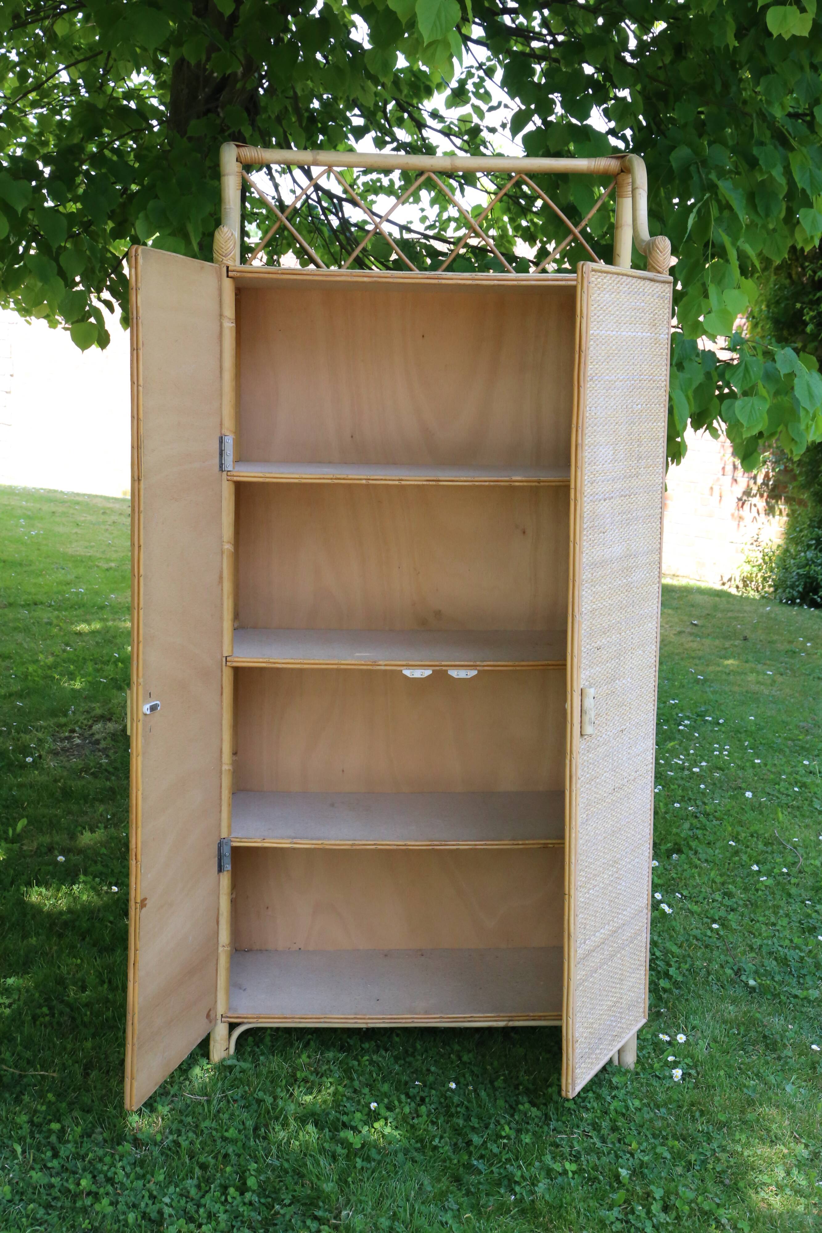 Armoire en rotin vintage