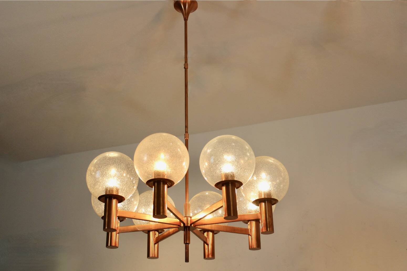 Lustre en cuivre et verre soufflé à la main par Ott International