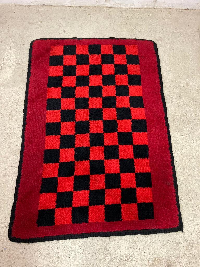 Tapis à carreaux noir rouge vintage