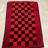 Tapis à carreaux noir rouge vintage