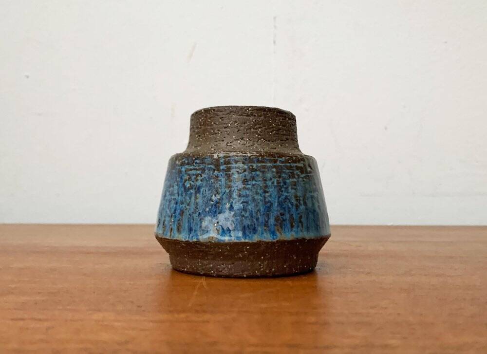 Minimalist studio pottery vase from mid-century Danish artist Michael Andersen, Bornholm, 1960s.
