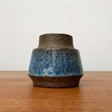 Minimalist studio pottery vase from mid-century Danish artist Michael Andersen, Bornholm, 1960s.