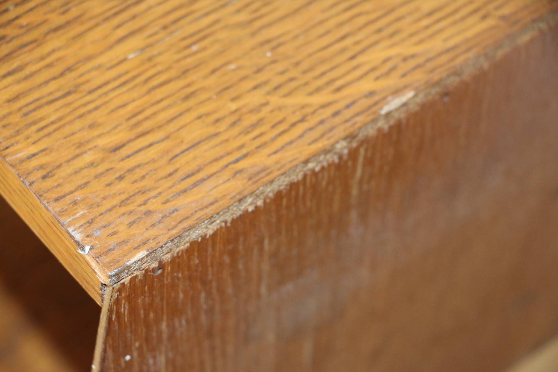 Tripod bedside table veneered in oak, 1950.