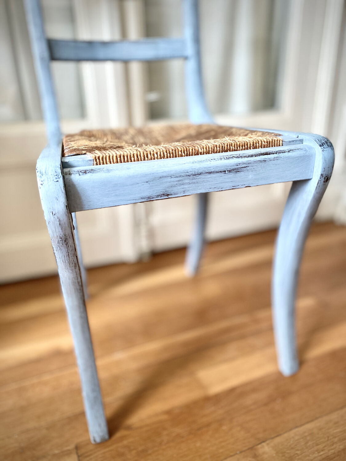 Wooden chair and seat in vintage blue straw