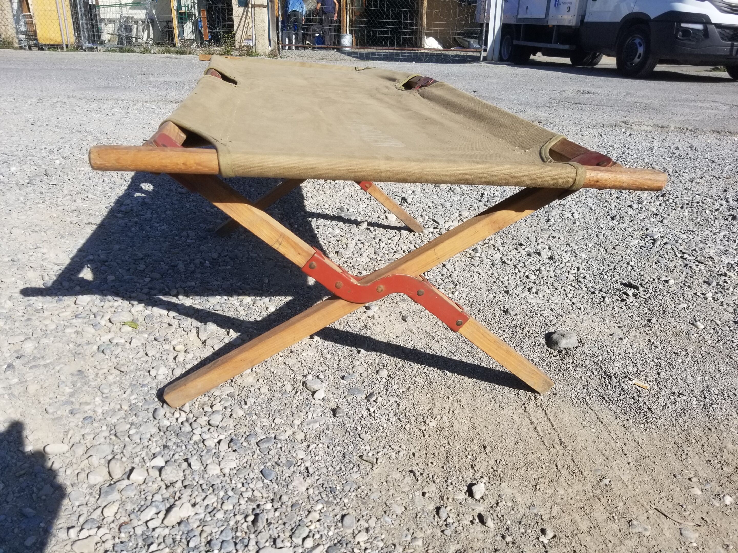 Ancien lit de camp militaire en bois et toile
