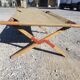 Ancien lit de camp militaire en bois et toile