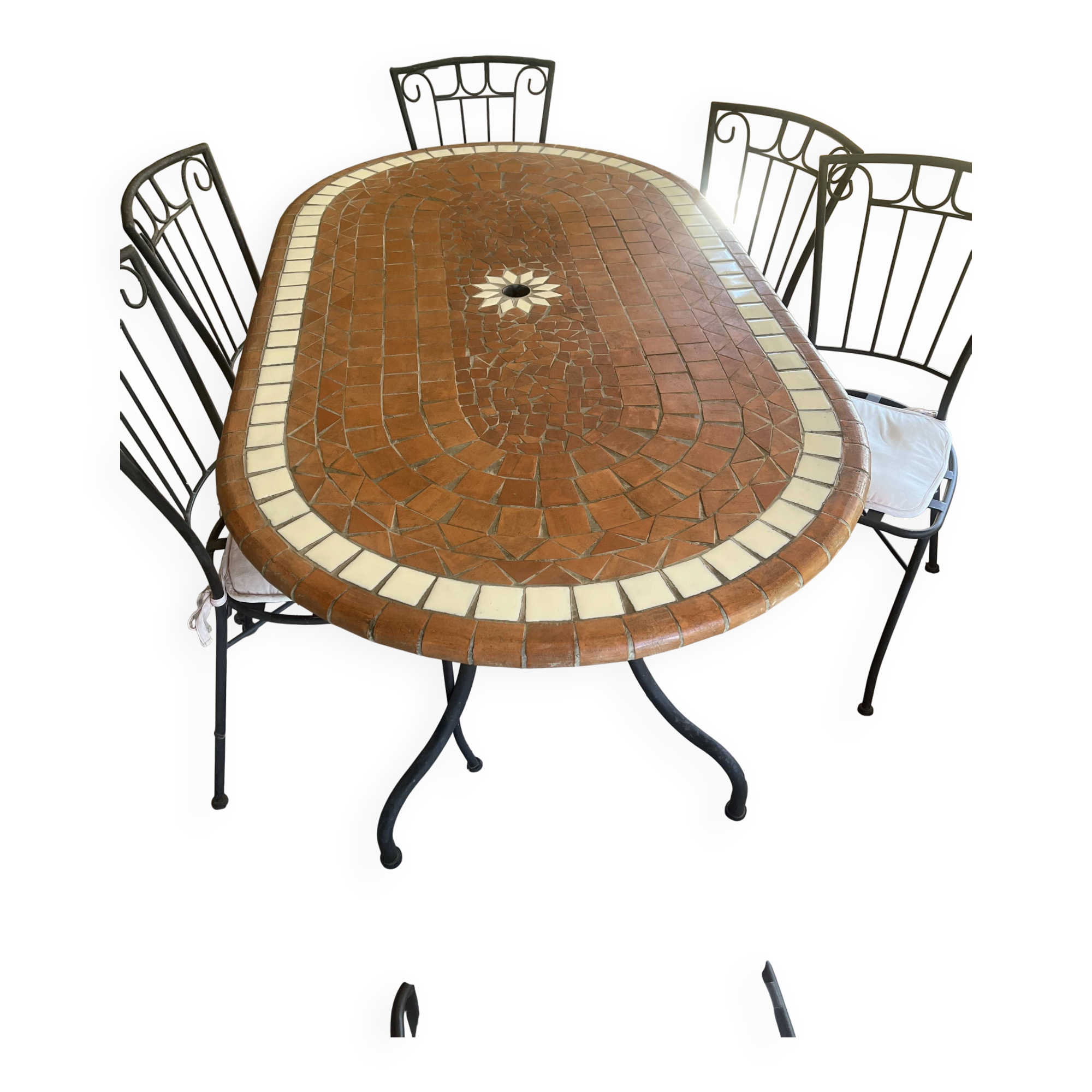 Table ovale en mosaïque et 6 chaises