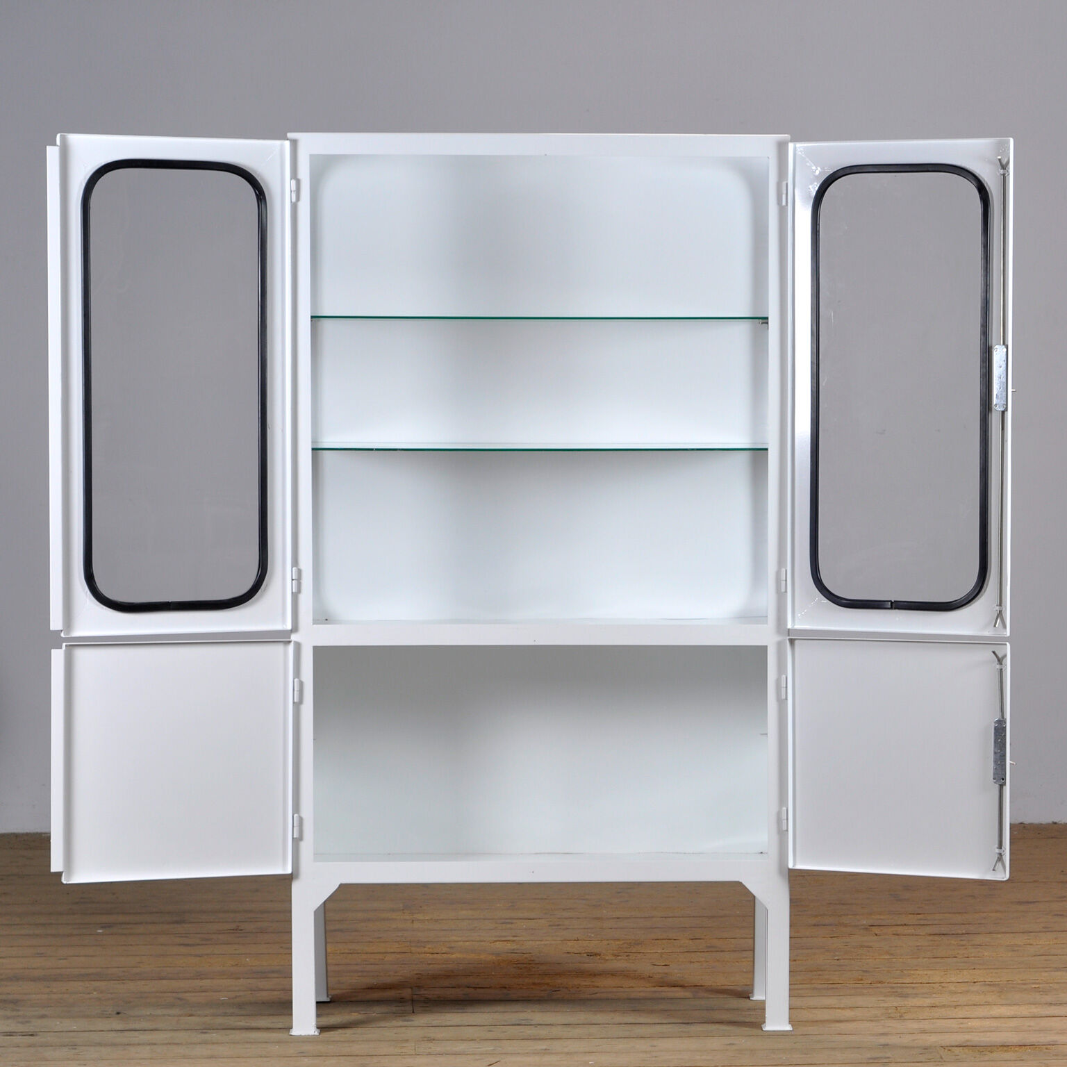 Vitrine médicale en verre et fer, années 1970