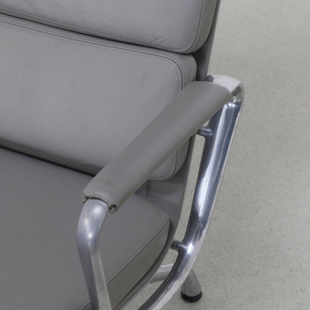 Soft Pad Chair EA 222 – Lounge by Charles and Ray Eames for Vitra