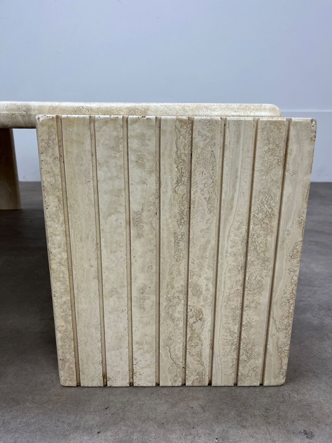 Table basse travertin forme œil par Roche Bobois