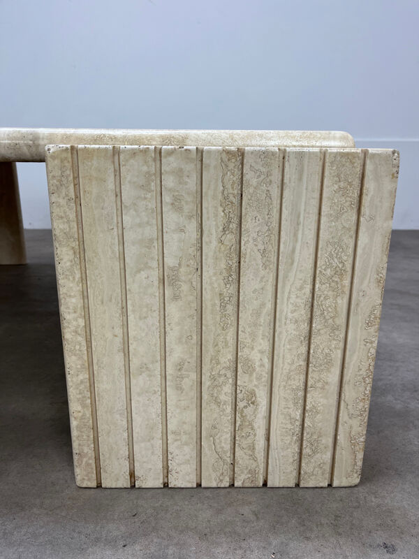 Table basse travertin forme œil par Roche Bobois