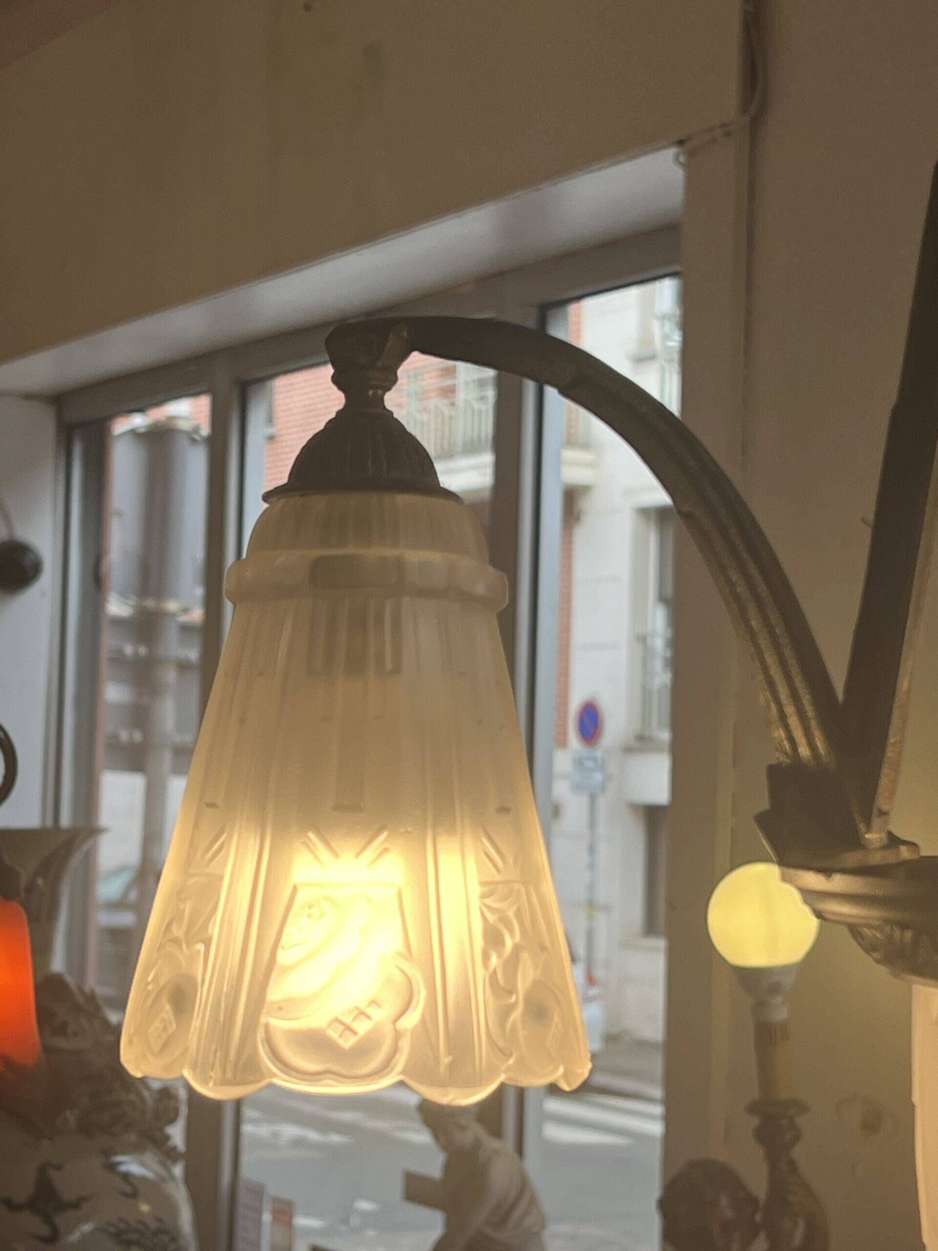 Pierre Gilles, beautiful art deco chandelier circa 1930 in bronze and molded glass