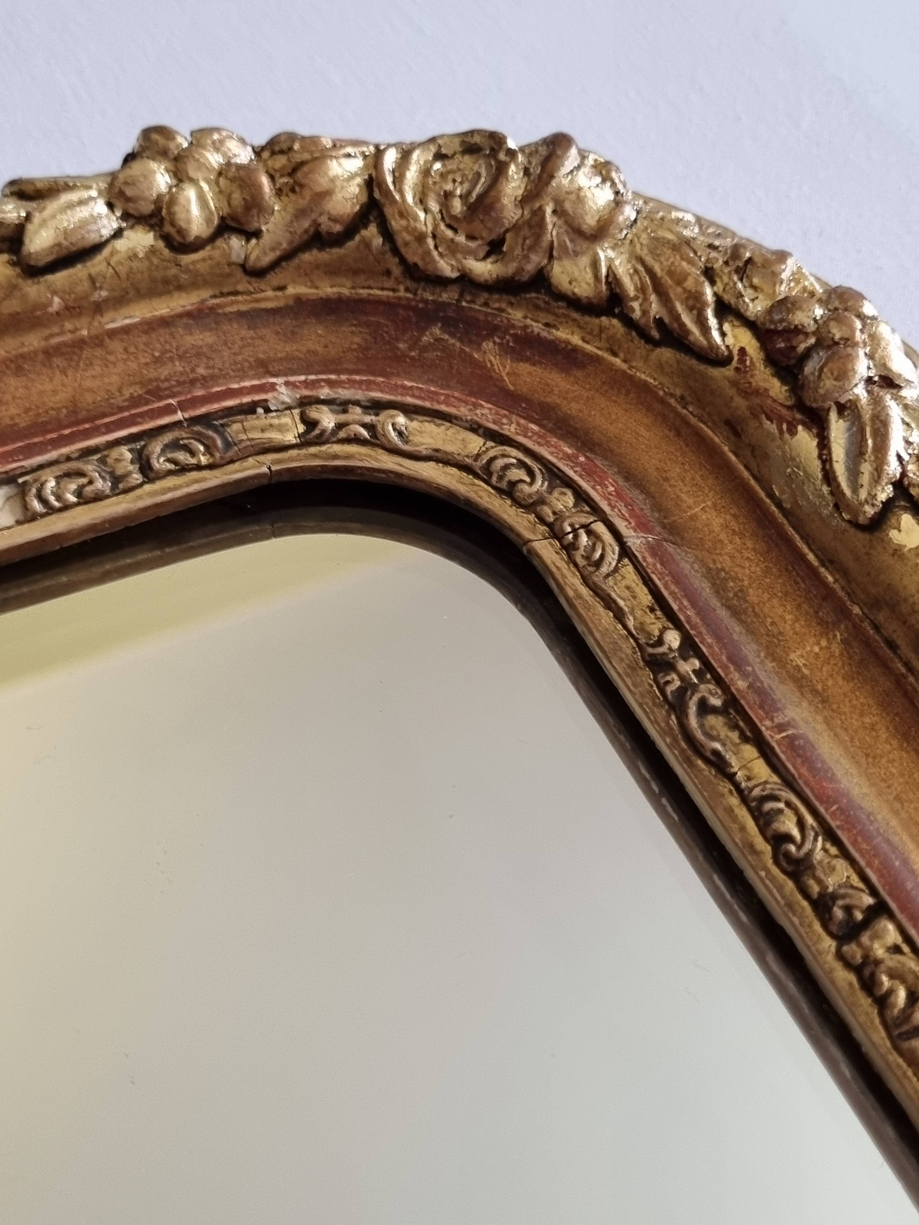 Miroir Louis-Philippe en bois et stuc doré à décor floral, XIXe,  43x38 cm