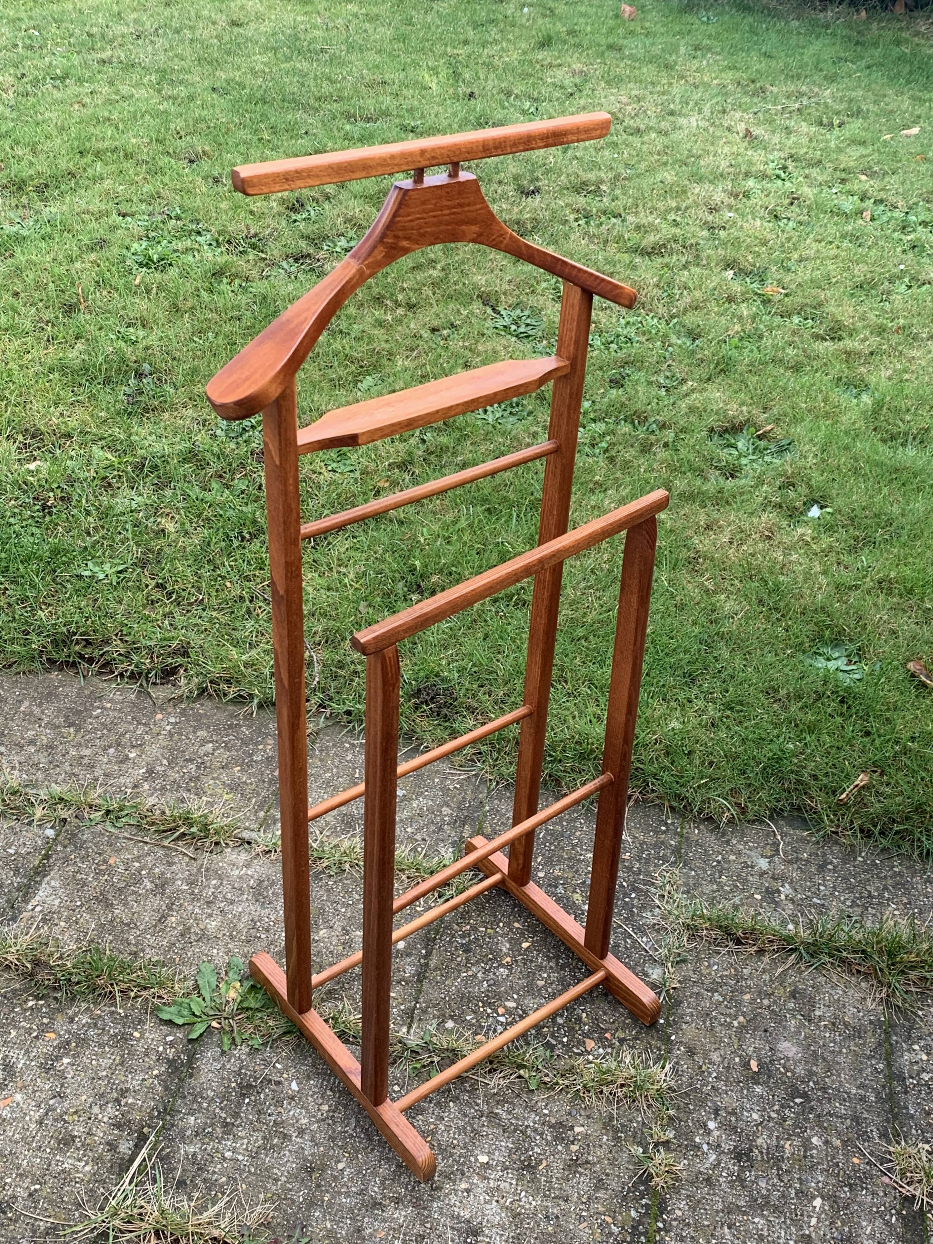 Valet de chambre, wearing vintage wooden clothing