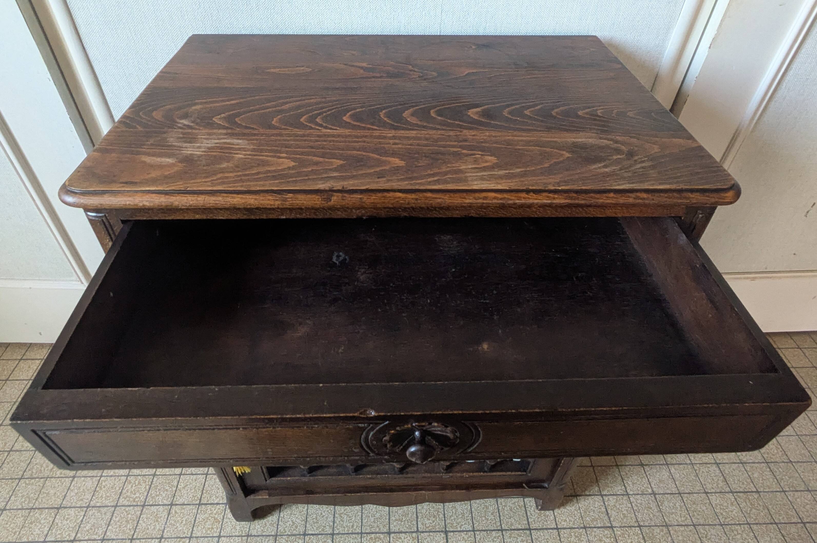 Buffet bas ancien en bois massif