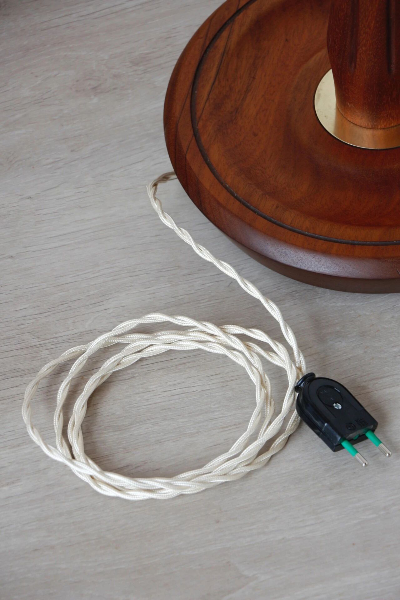 Lampadaire années 60 en teck et laiton – luminaire vintage