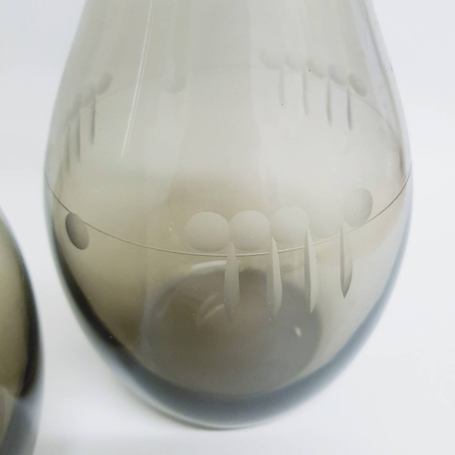 Paire de grands vases en verre fumé gravé