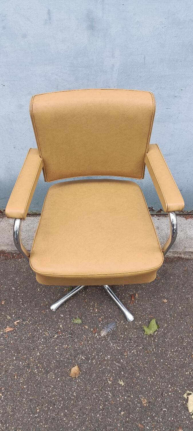 Tulip-shaped office chair