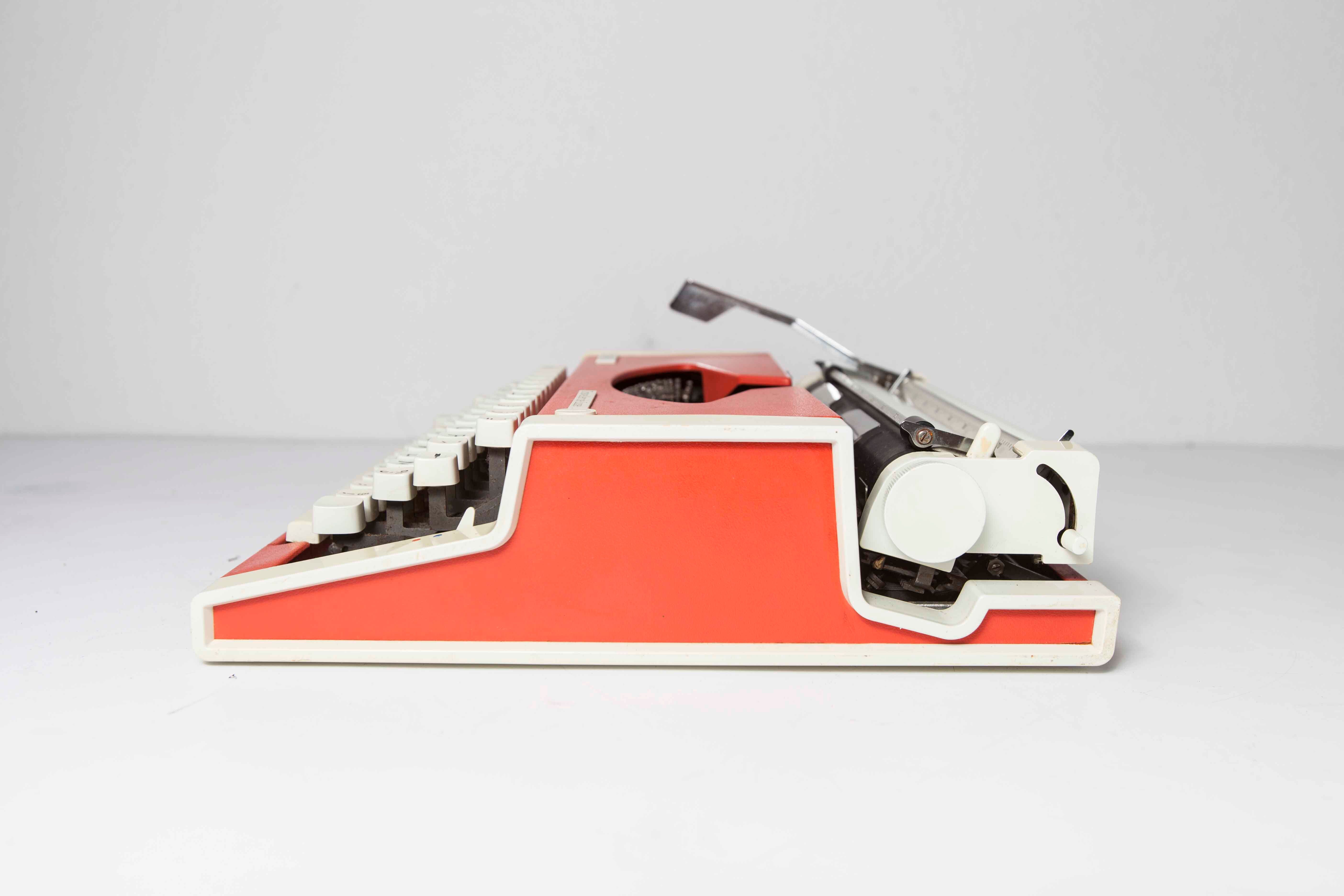 Machine à écrire Olympia Traveller de luxe 70 orange
