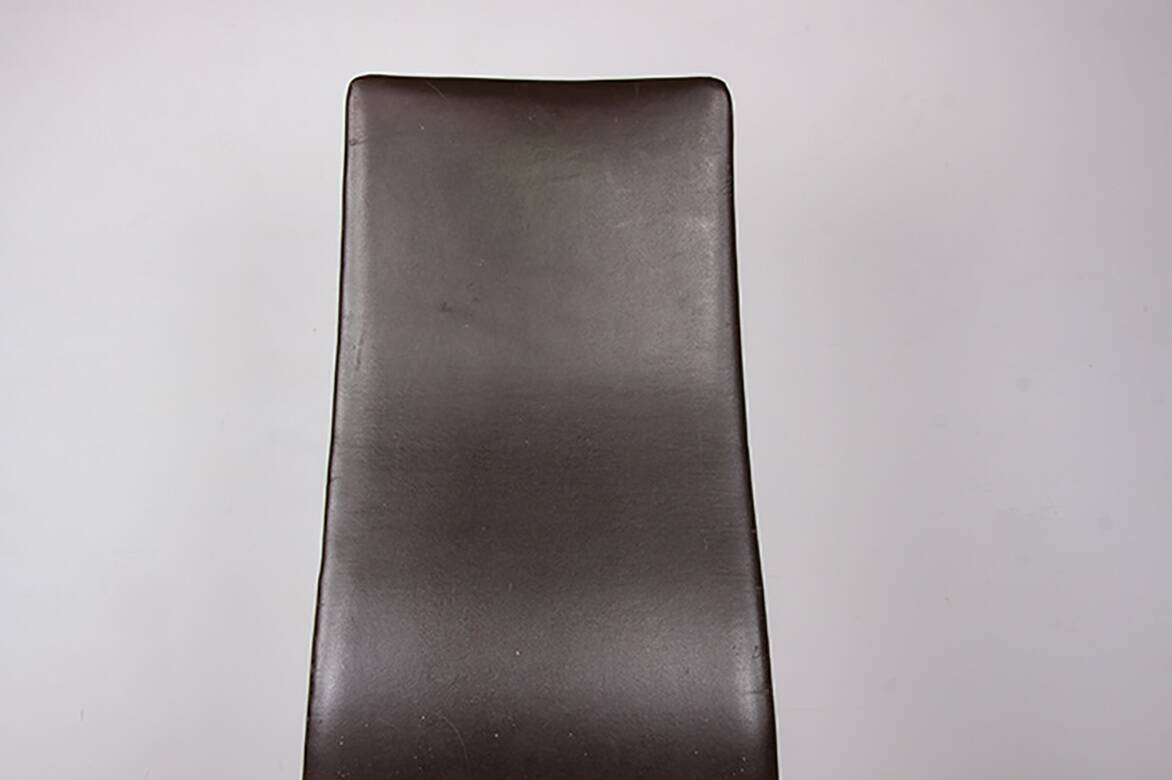 4 office chairs, in leather and aluminum, Oxford model by Arne Jacobsen.