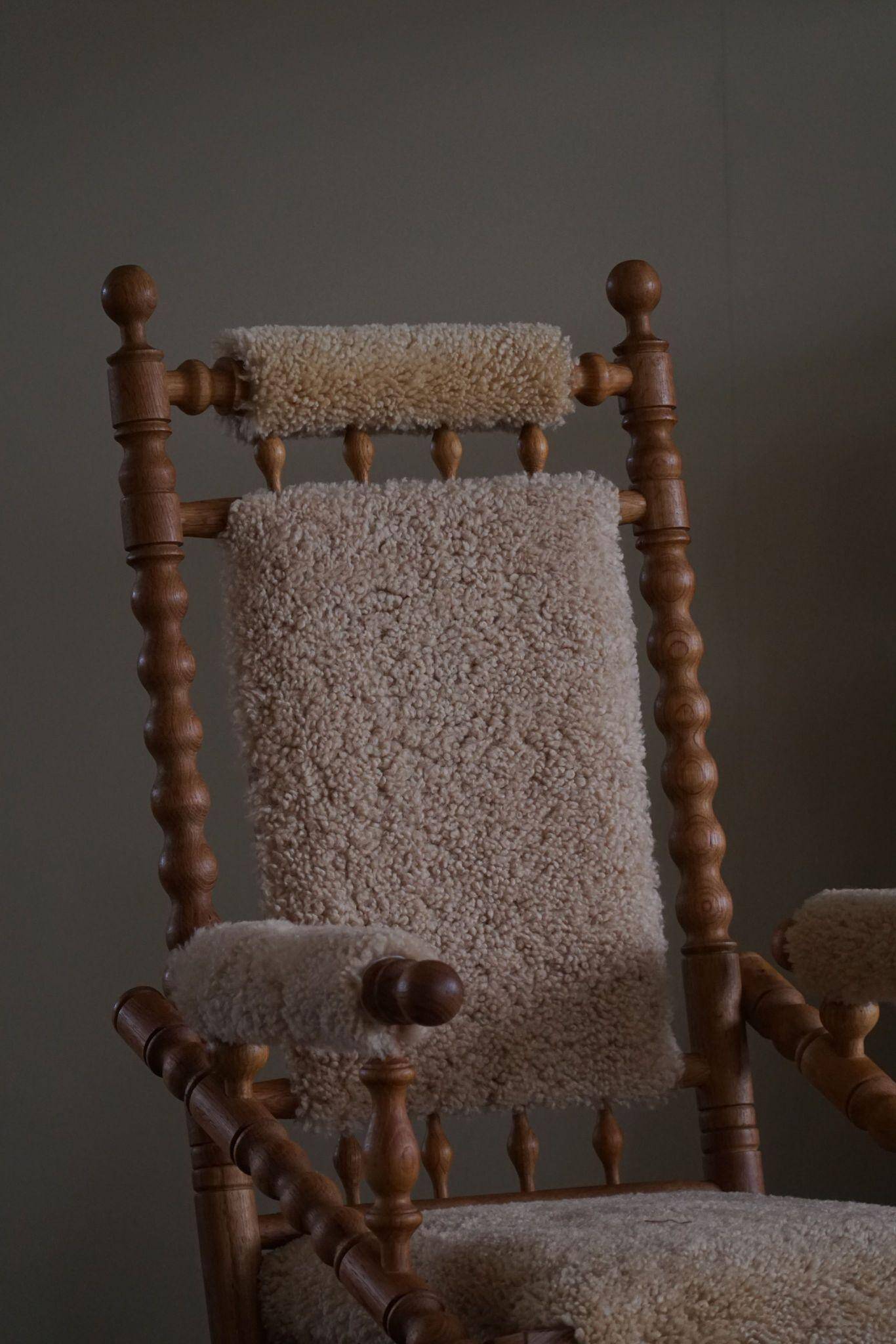 Pair of sculptural Danish modern rocking chairs in lambswool and oak, brutalist, 1950.