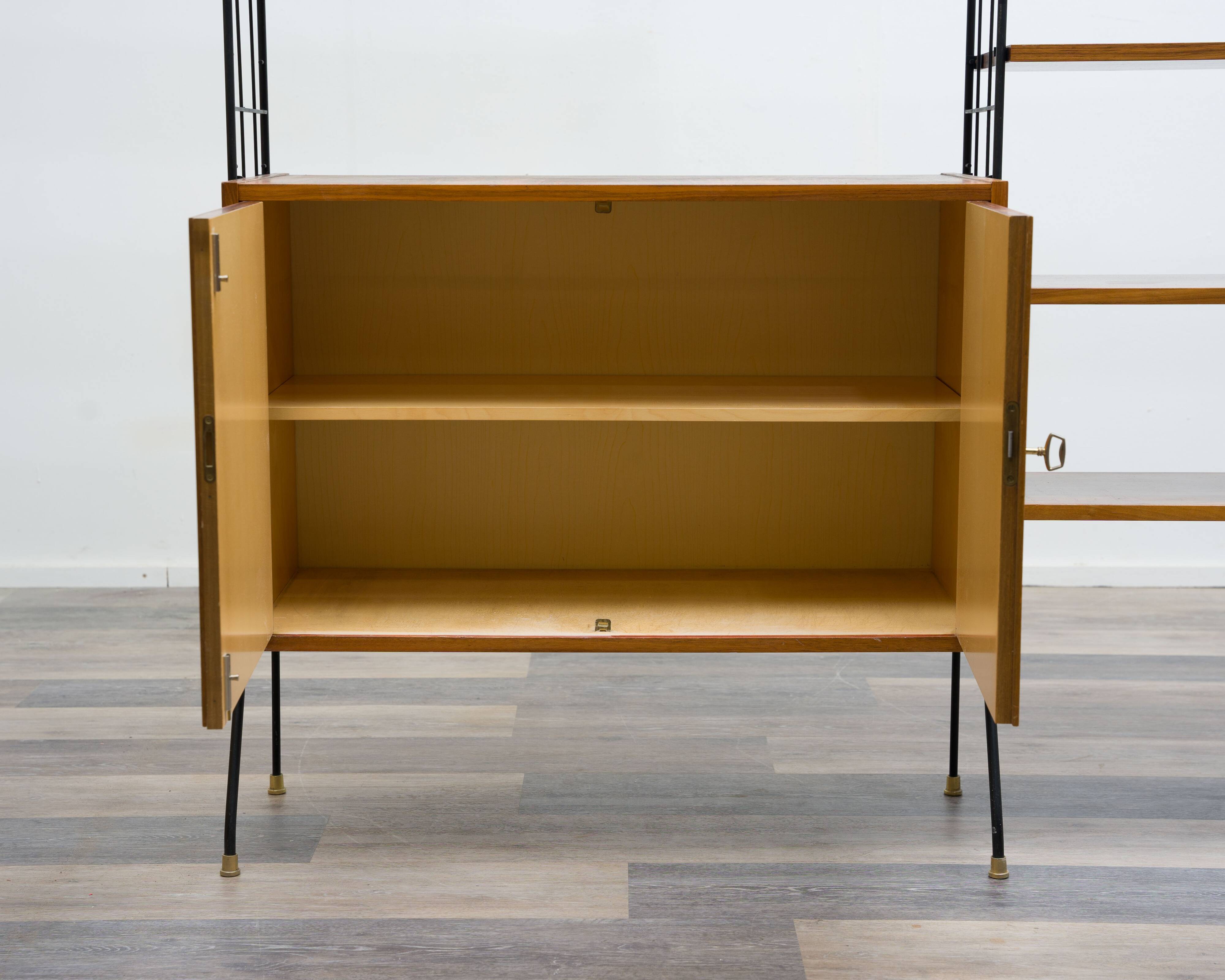 Etagère sur pieds, échelles en métal noir, années 60