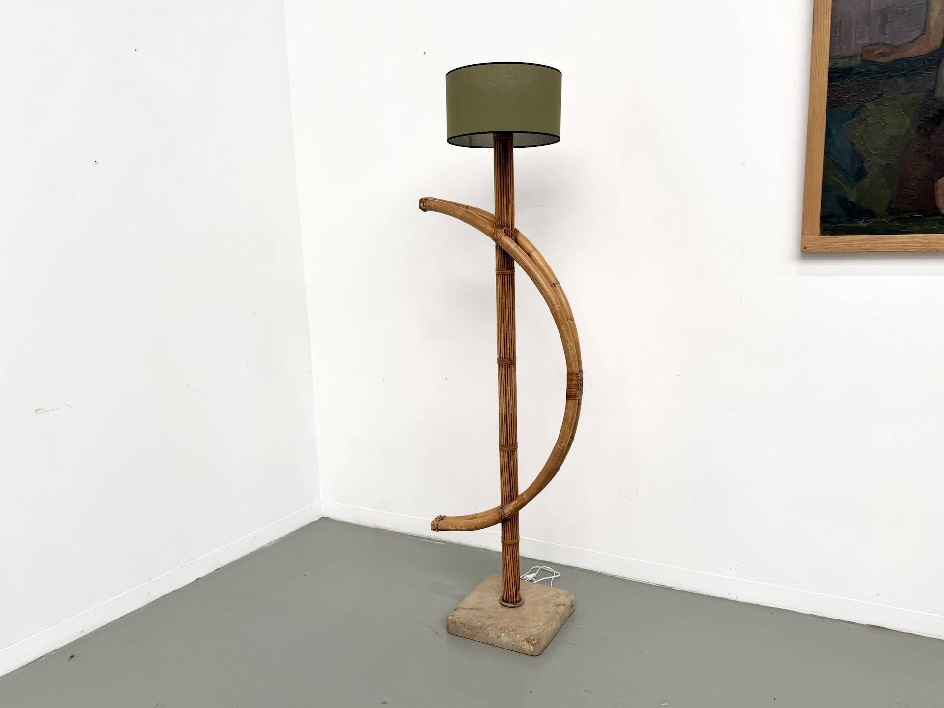 Lampadaire sculptural en rotin cintré