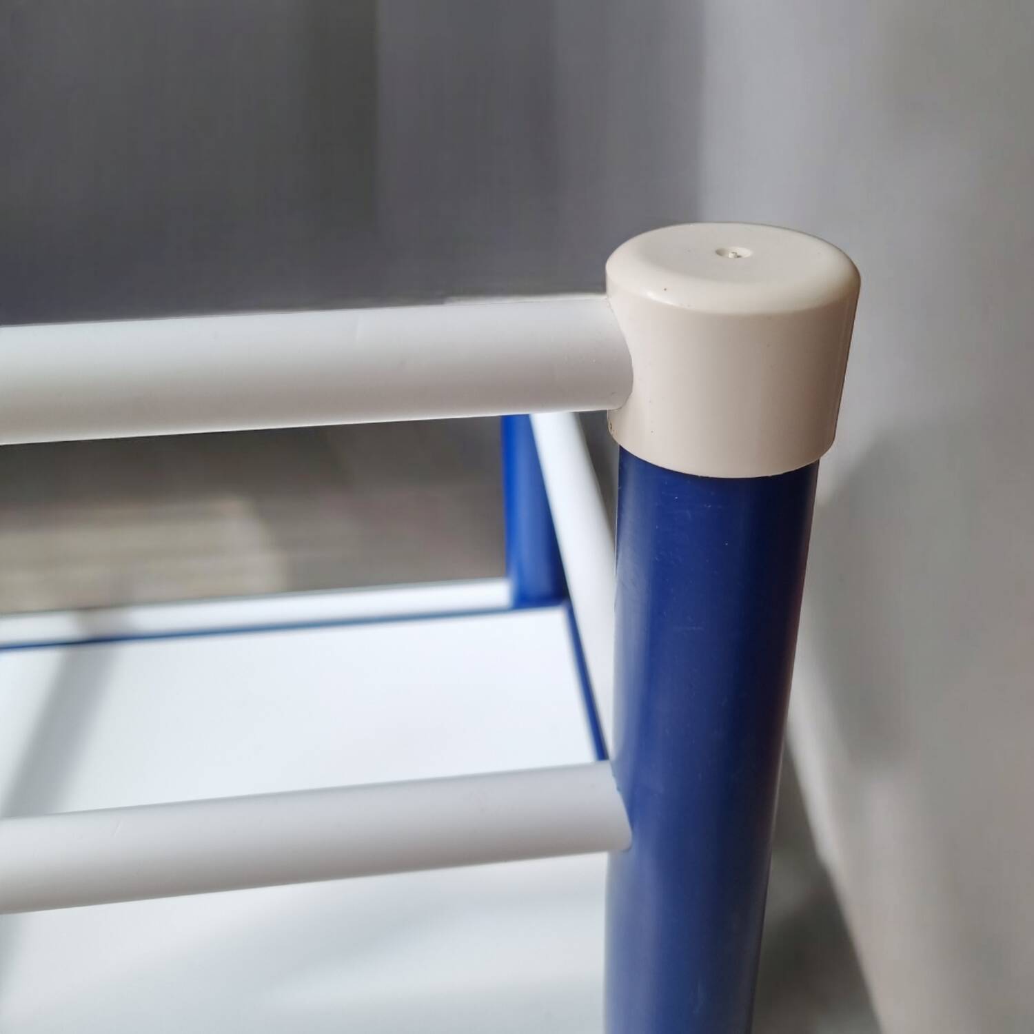 Paire de chaises enfants en bois bleu et blanc