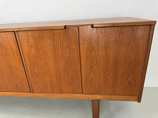 Buffet vintage unique en teck des années 1960, produit par Nathan au Royaume-Uni.