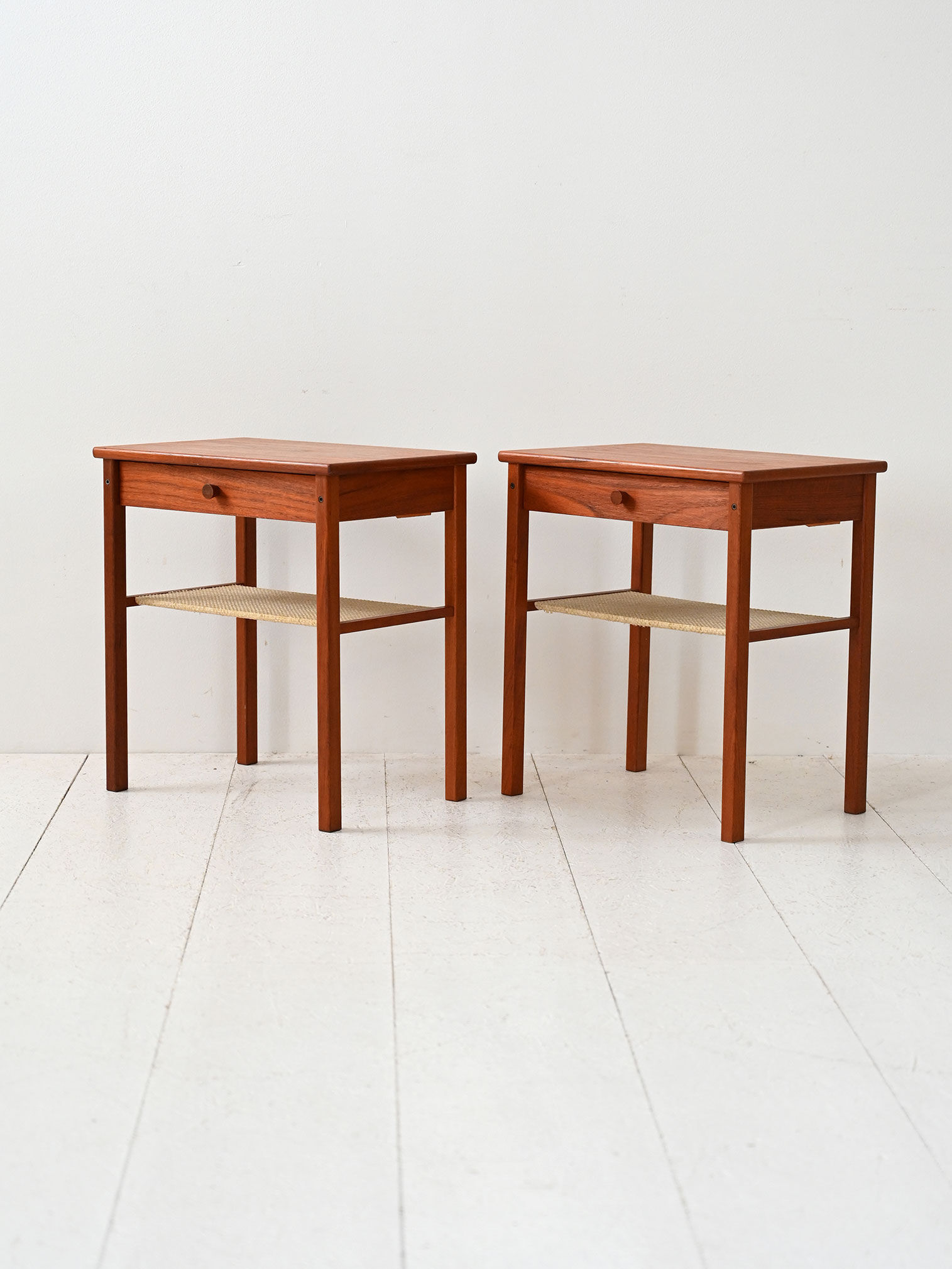Paire de tables de chevet scandinaves en teck foncé des années 1950