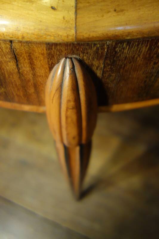 Oval Art Deco side table inlaid with a star, Sue & Mare style, circa